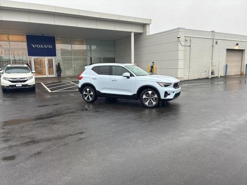 2025 Volvo XC40 B5 Plus Bright Theme