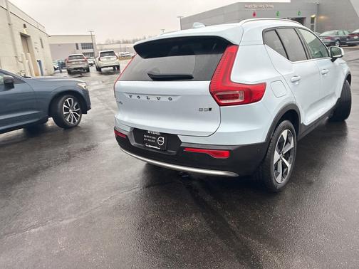 2025 Volvo XC40 B5 Plus Bright Theme