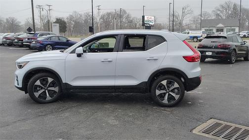 2025 Volvo XC40 B5 Plus Bright Theme