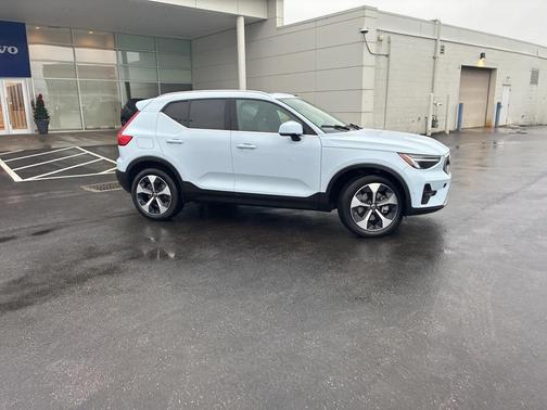 2025 Volvo XC40 B5 Plus Bright Theme