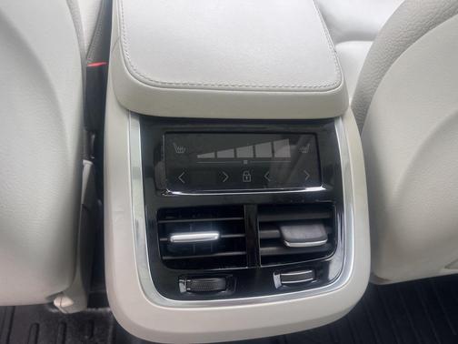 2024 Volvo XC90 B6 Plus Bright Theme