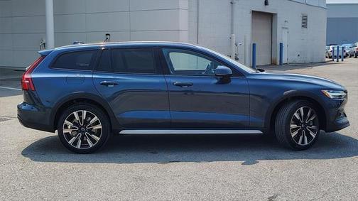 2024 Volvo V60 Cross Country Ultimate