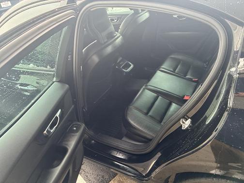 2020 Volvo S60 T6 Momentum