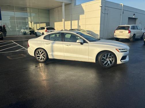 2020 Volvo S60 T5 Momentum
