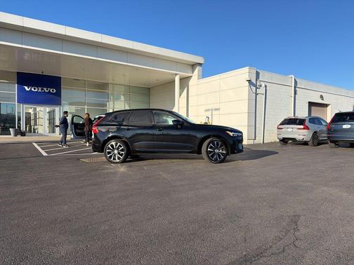 2025 Volvo XC60 B5 Plus