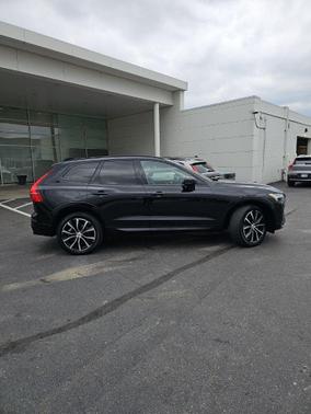 Onyx Black Metallic 2025 Volvo XC60 B5 Plus