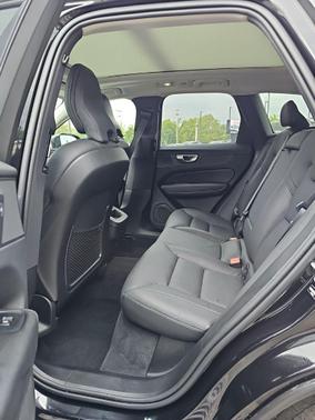 Onyx Black Metallic 2025 Volvo XC60 B5 Plus