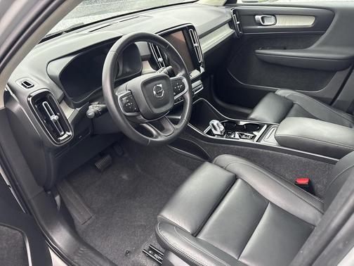 2025 Volvo XC40 B5 Plus Bright Theme