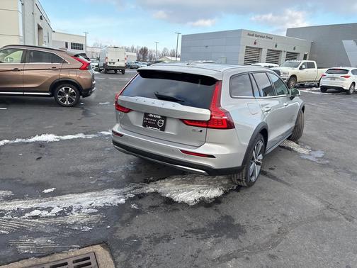 2025 Volvo V60 Cross Country B5 Plus
