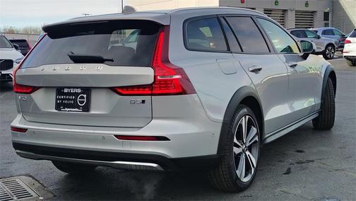 2025 Volvo V60 Cross Country B5 Plus
