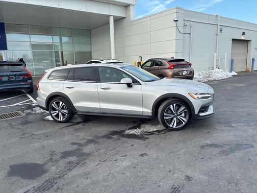 2025 Volvo V60 Cross Country B5 Plus