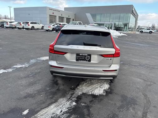 2025 Volvo V60 Cross Country B5 Plus