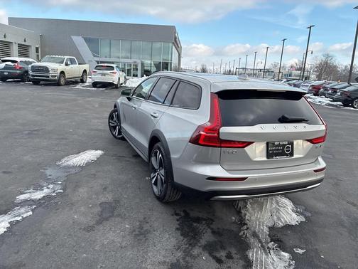 2025 Volvo V60 Cross Country B5 Plus