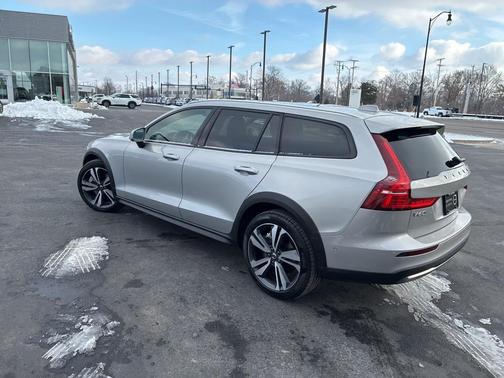 2025 Volvo V60 Cross Country B5 Plus
