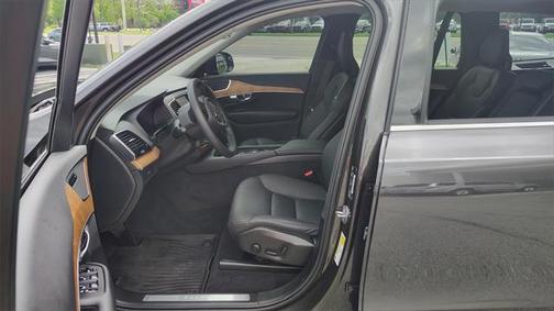 2024 Volvo XC90 B5 Plus
