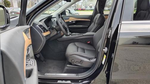 2025 Volvo XC90 Plug-In Hybrid T8 Plus
