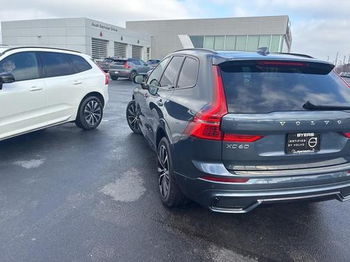 2023 Volvo XC60 B5 Plus Dark Theme