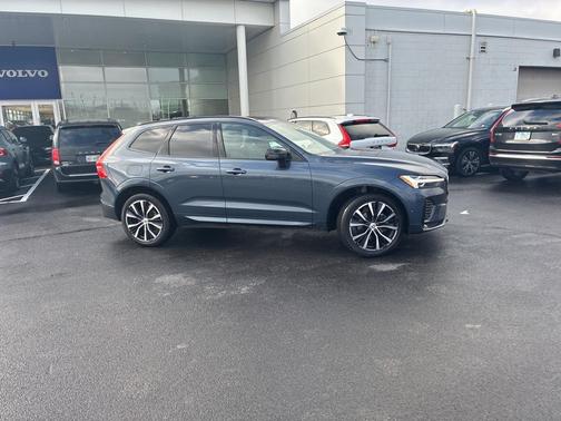 2023 Volvo XC60 B5 Plus Dark Theme