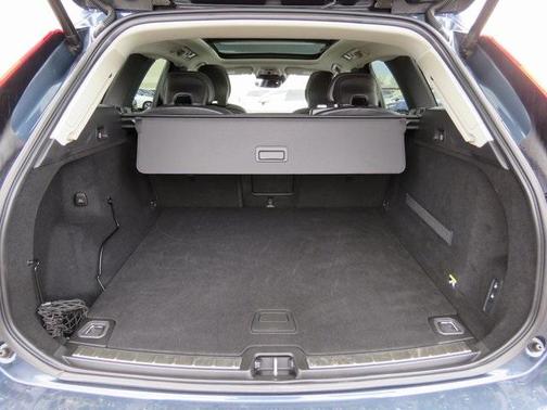 Photo 5 of 25 of 2019 Volvo XC60 T6 Momentum