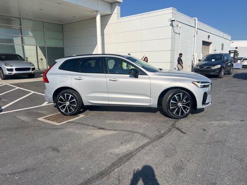 Silver Dawn Metallic 2023 Volvo XC60 B5 Plus Dark Theme