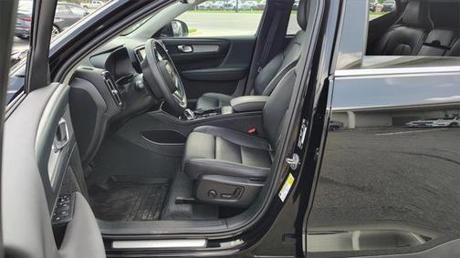 2024 Volvo XC40 B5 Plus Bright Theme