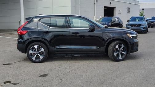 2024 Volvo XC40 B5 Plus Bright Theme