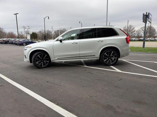 2023 Volvo XC90 B5 Plus