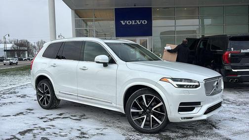 2023 Volvo XC90 B5 Plus