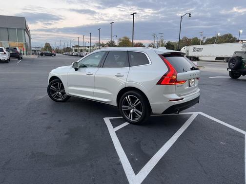 2021 Volvo XC60 T5 Momentum