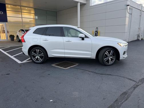 2021 Volvo XC60 T5 Momentum