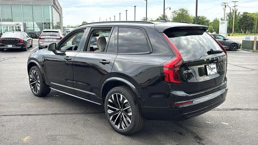 Onyx Black Metallic 2026 Volvo XC90 Plug-In Hybrid T8 Ultra