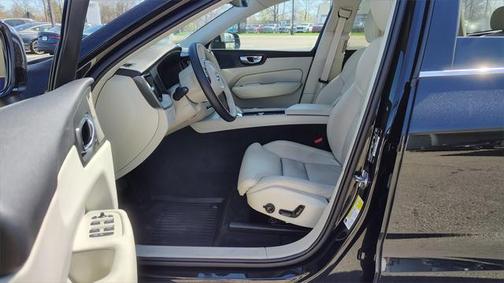 2022 Volvo XC60 B5 Inscription