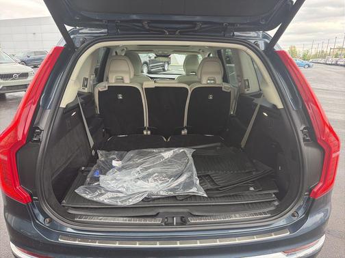 2023 Volvo XC90 B5 Plus