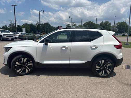 2025 Volvo XC40 B5 Plus Dark Theme