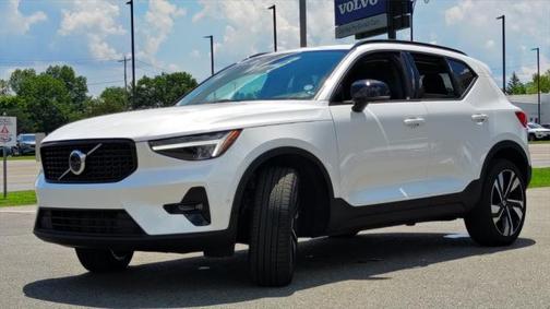 2025 Volvo XC40 B5 Plus Dark Theme