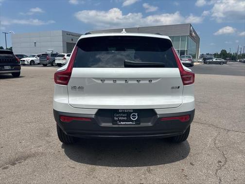 2025 Volvo XC40 B5 Plus Dark Theme