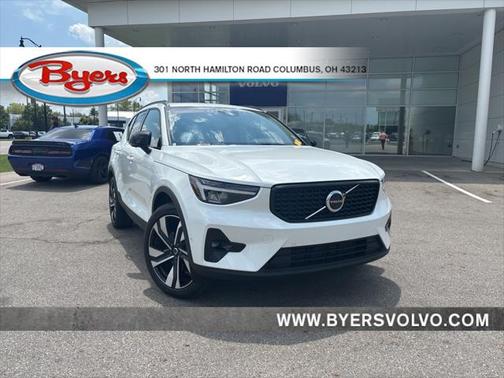 2025 Volvo XC40 B5 Plus Dark Theme