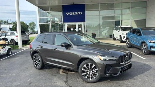 Platinum Grey Metallic 2025 Volvo XC60 B5 Plus