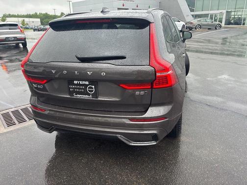 Platinum Grey Metallic 2025 Volvo XC60 B5 Plus