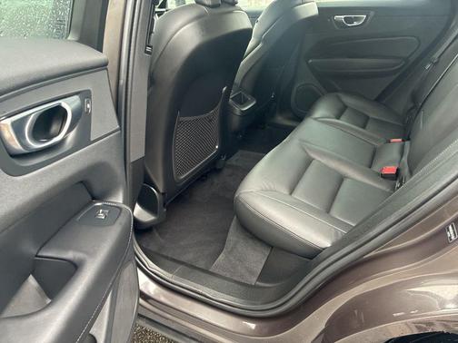 Platinum Grey Metallic 2025 Volvo XC60 B5 Plus