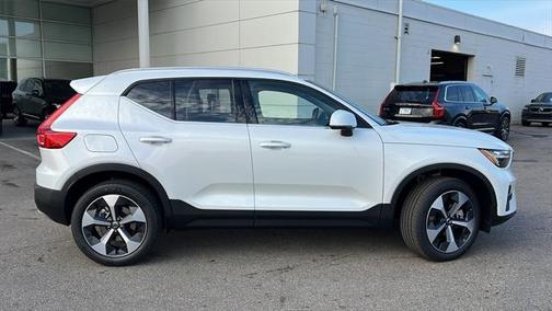2025 Volvo XC40 B5 Plus Bright Theme