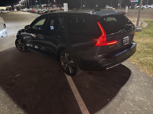 2025 Volvo V60 Cross Country B5 Plus