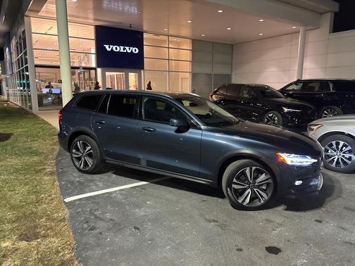 2025 Volvo V60 Cross Country B5 Plus