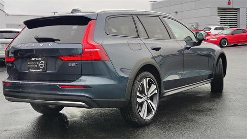 2025 Volvo V60 Cross Country B5 Plus