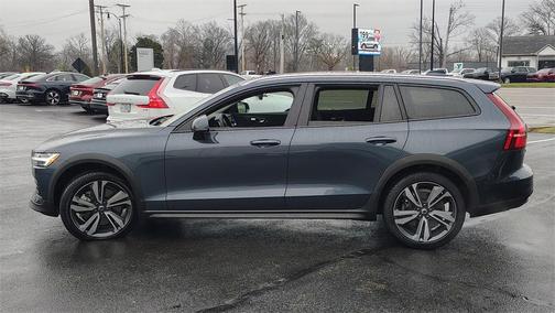 2025 Volvo V60 Cross Country B5 Plus