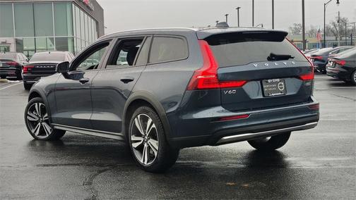2025 Volvo V60 Cross Country B5 Plus