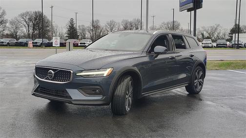 2025 Volvo V60 Cross Country B5 Plus