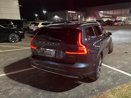2025 Volvo V60 Cross Country B5 Plus