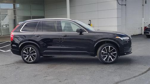 2022 Volvo XC90 T6 Momentum