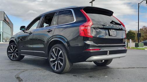 2022 Volvo XC90 T6 Momentum